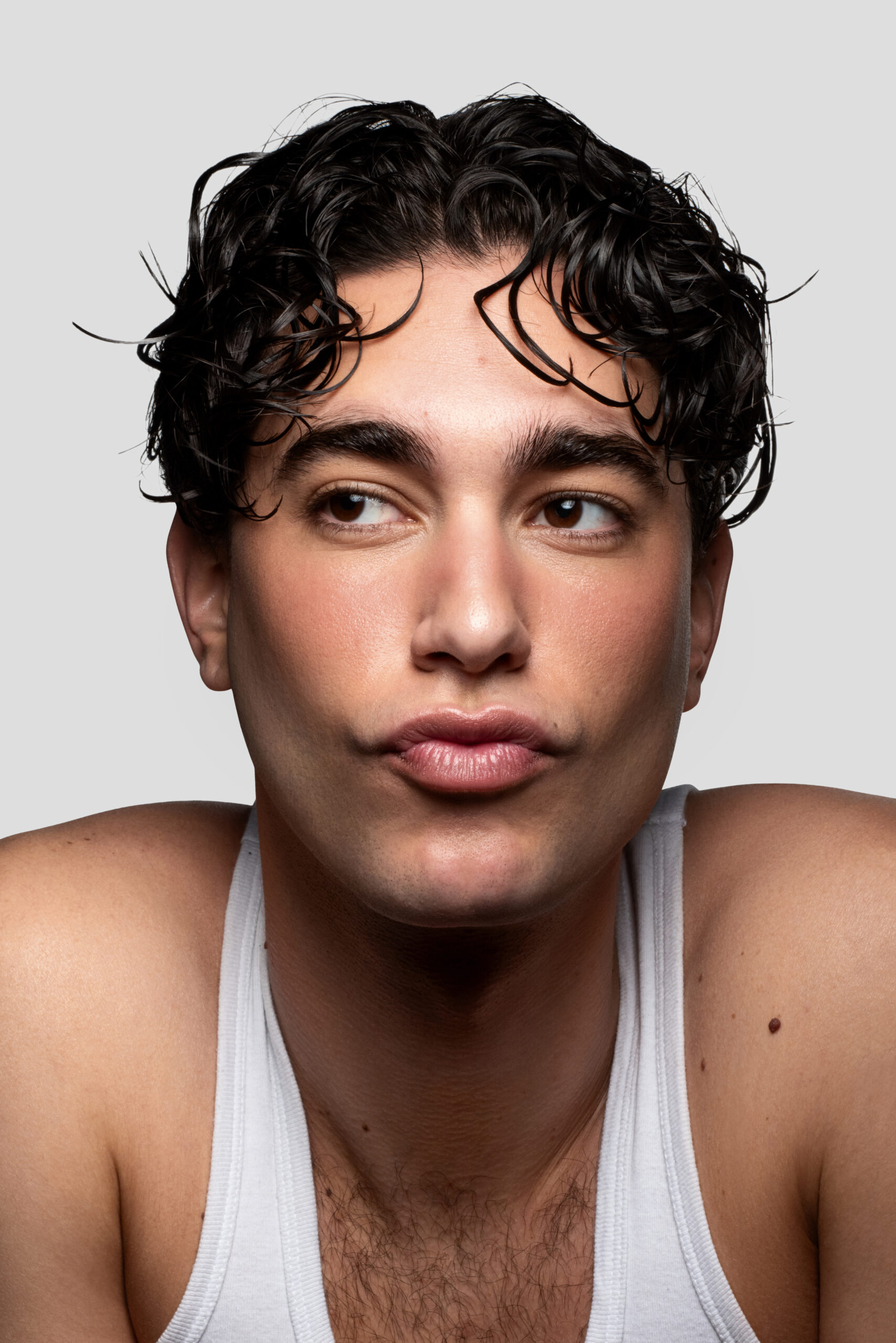 Portrait beauté en studio avec un modèle photographié par Julie Mannina, cofondatrice du Coco Studio.