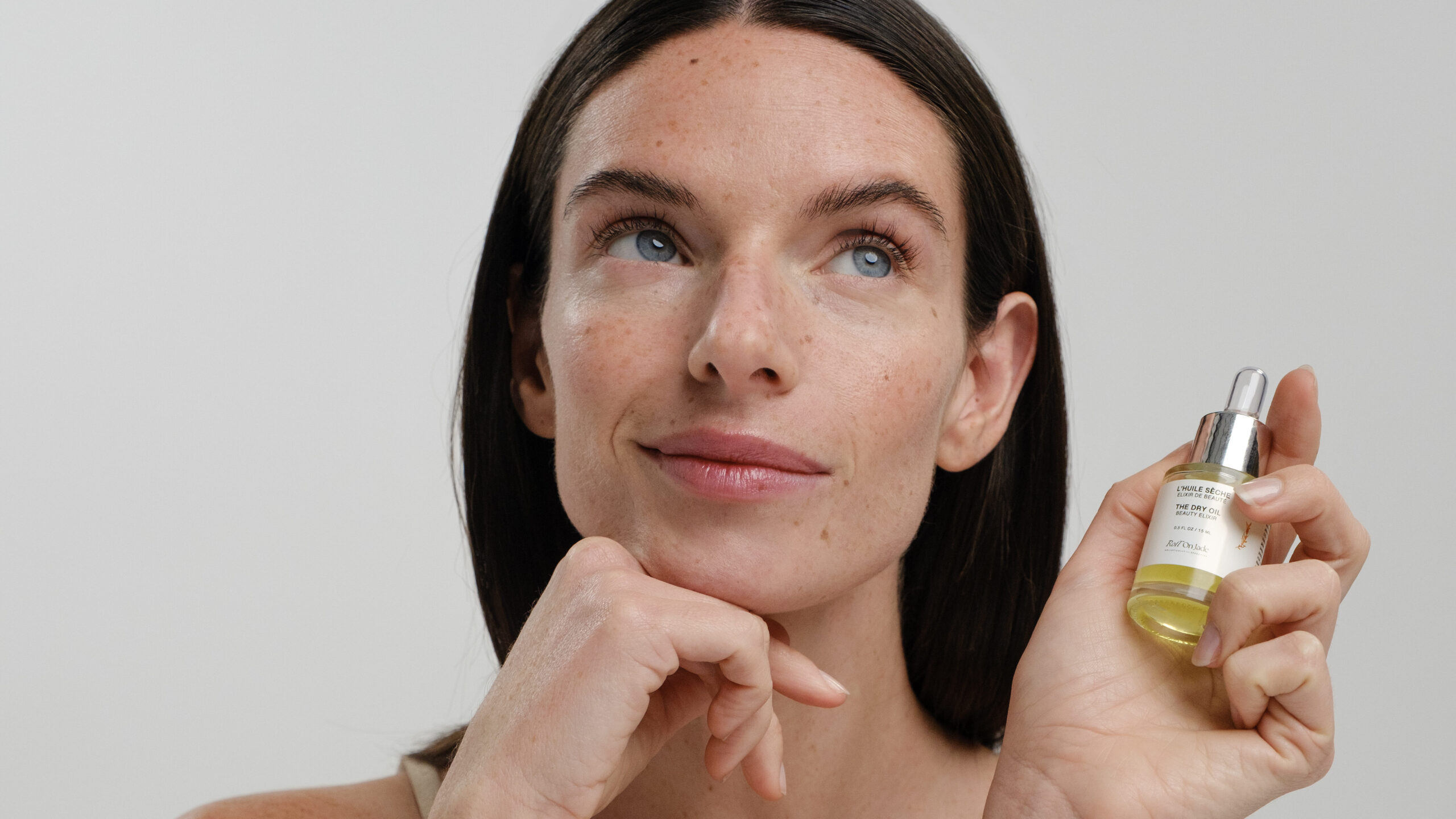 shooting publicité beauté par Justine choquer photographe et co fondatrice du coco studio pour roll on jade marque beauté holistique,